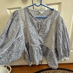 American Eagle 3/4 Sleeve Blue Floral Blouse